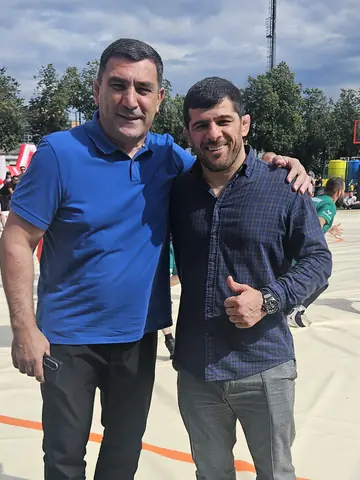 Президент РСС Давид Мусульбес и олимпийский чемпион Хаджимурат Гацалов у борцовских ковров