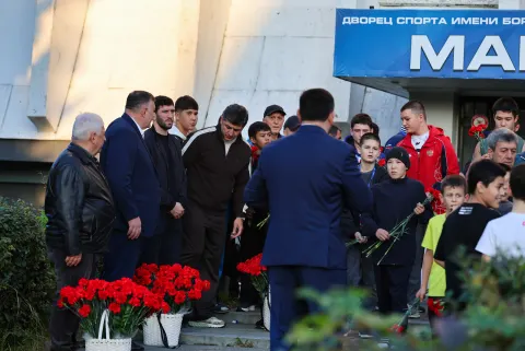 Возложение цветов к памятнику Сослану Андиеву у Дворца спорта «Манеж»