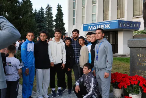 Юные участники турнира у Дворца спорта «Манеж»