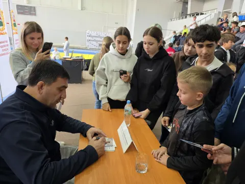 Президент РСС Давид Мусульбес раздаёт автографы