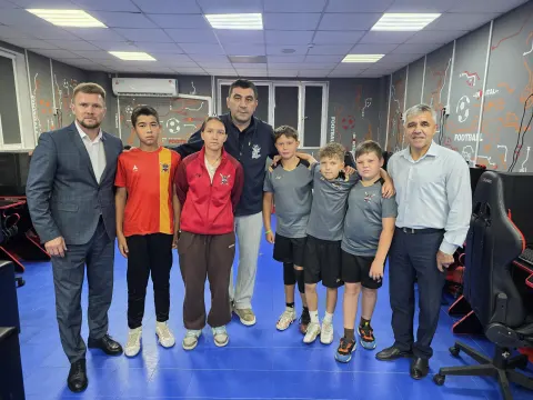 Фото на память с воспитанниками спортивной школы