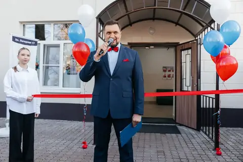 Ведущий церемонии у входа