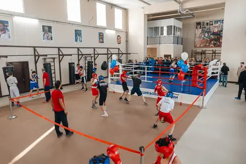 Зал школы: тренировка юных боксёров